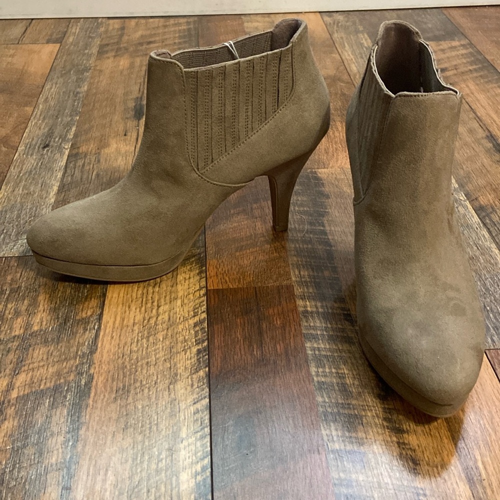 Dexflex Comfort women’s ankle boot heels. Size 8.5